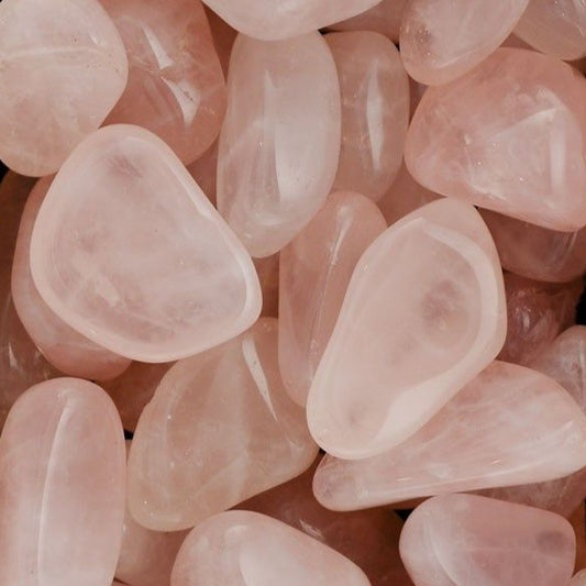 Pierre de lithothérapie en quartz rose - pierre de l'amour, de la guérison émotionnelle et de la tendresse.