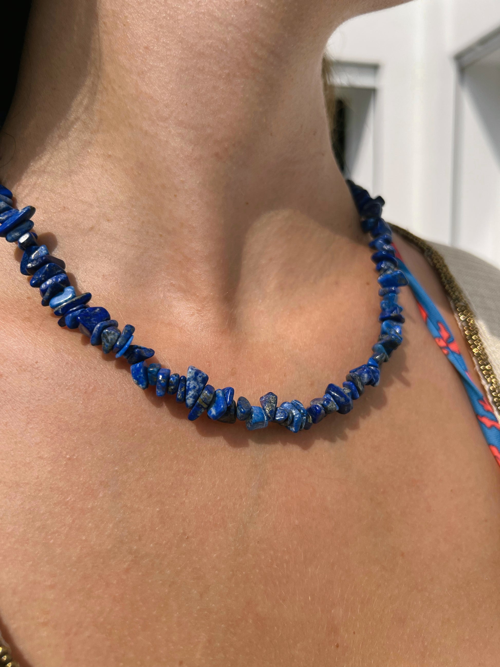 Collier en lapis lazuli - pierre bleue de vérité et de communication .