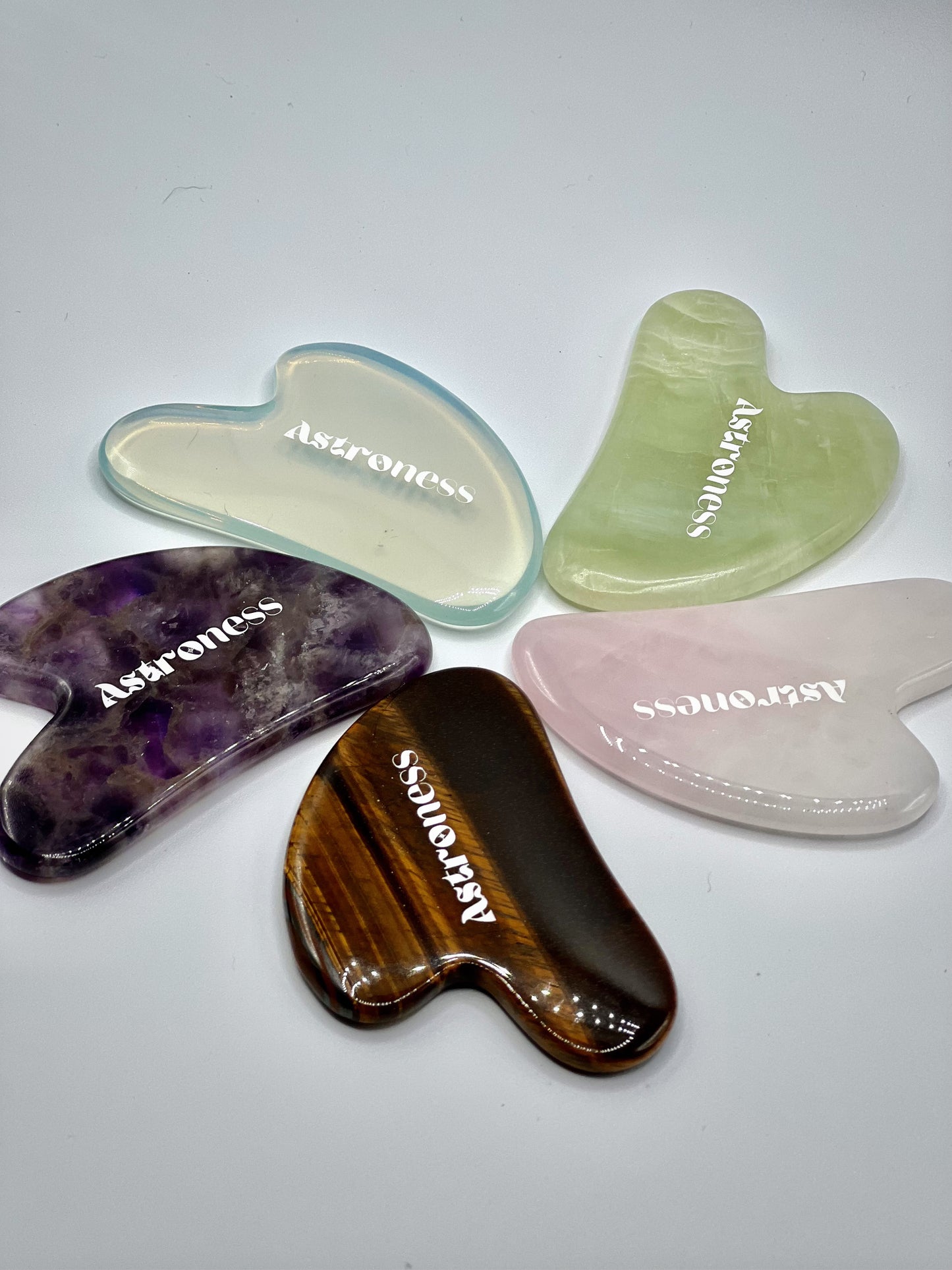 Gua Sha en opalite pour le massage du visage - pierre translucide apaisante et équilibrante.