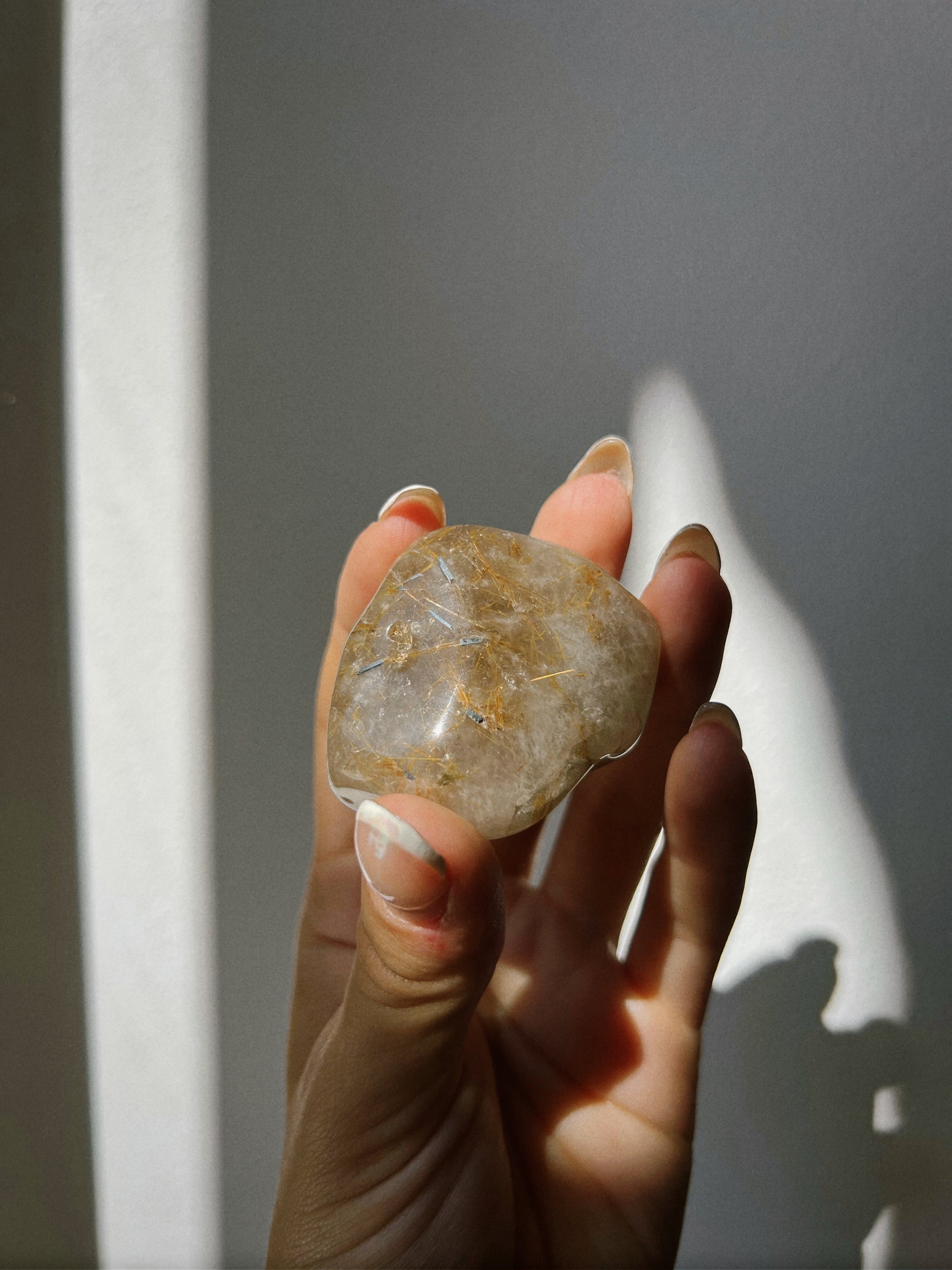 Pierre de lithothérapie en quartz rutile - pierre énergétique favorisant la croissance spirituelle.