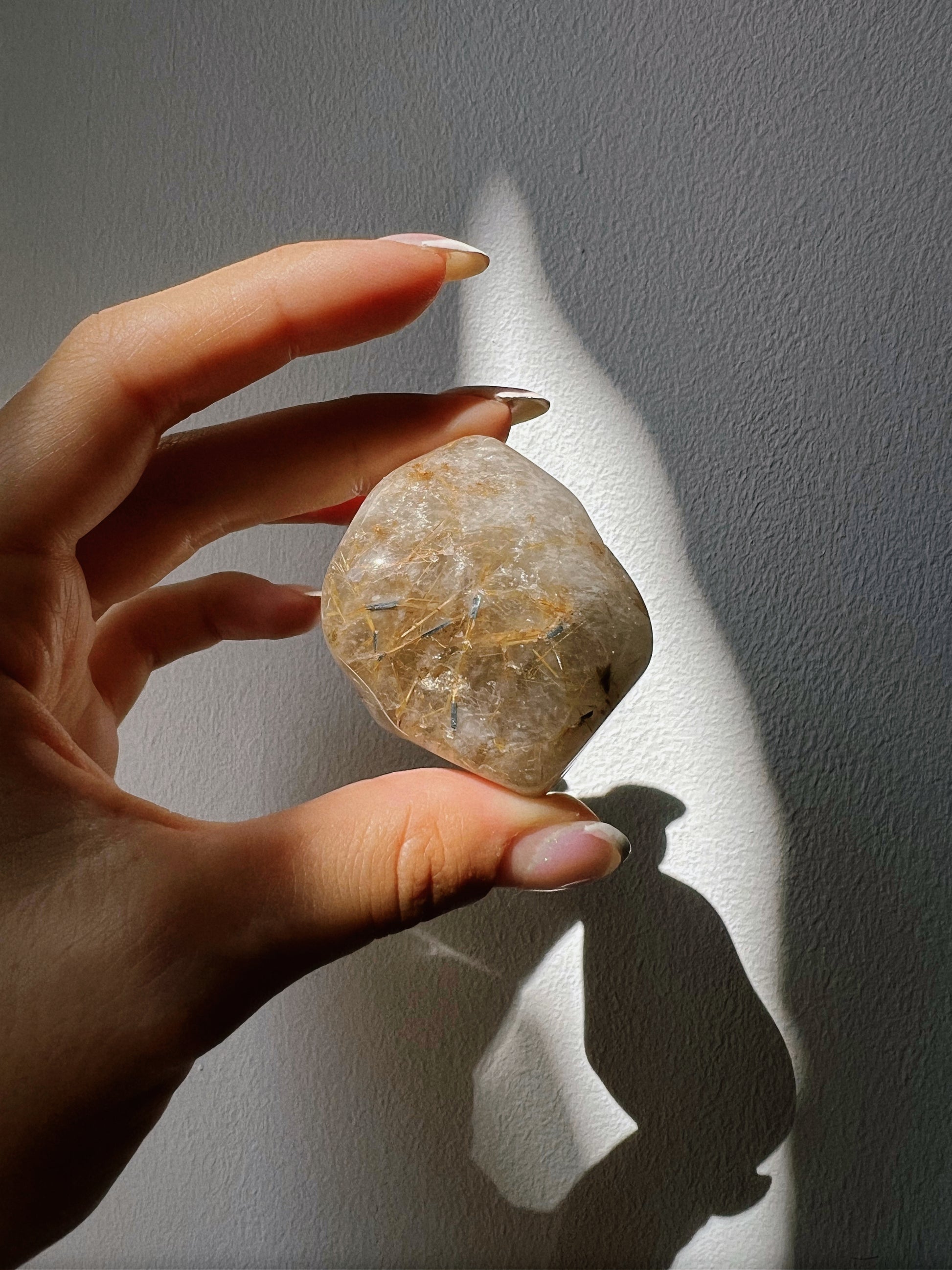 Pierre de lithothérapie en quartz rutile - pierre énergétique favorisant la croissance spirituelle.