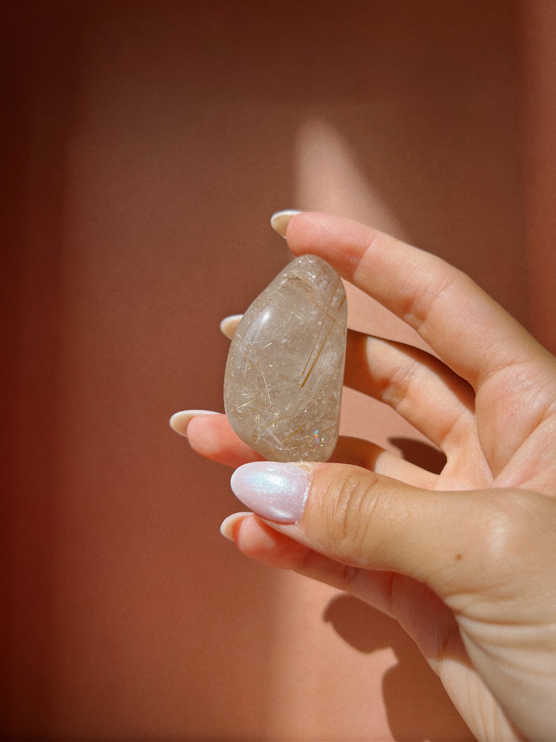 Pierre de lithothérapie en quartz rutile - pierre énergétique favorisant la croissance spirituelle.