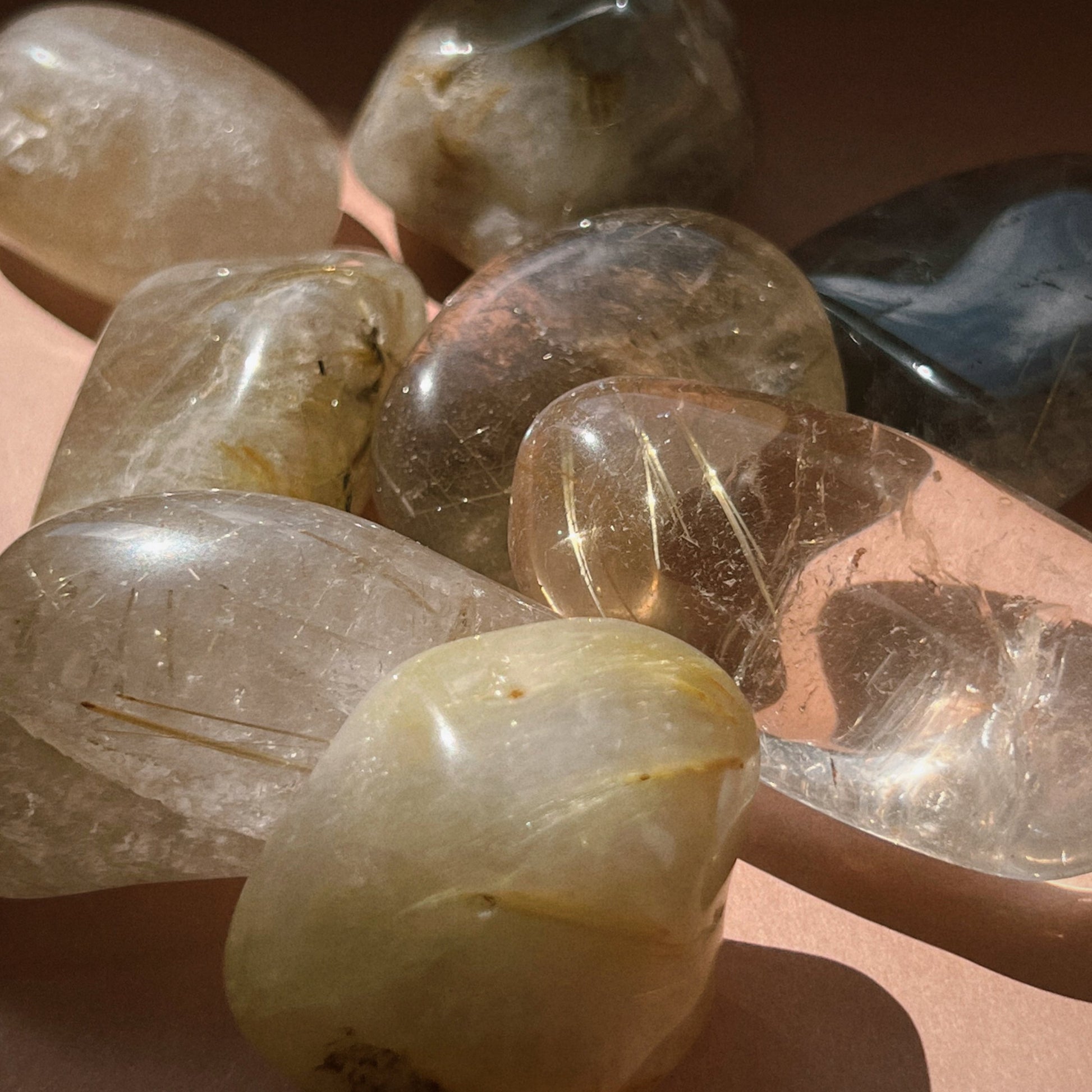 Pierre de lithothérapie en quartz rutile - pierre énergétique favorisant la croissance spirituelle.