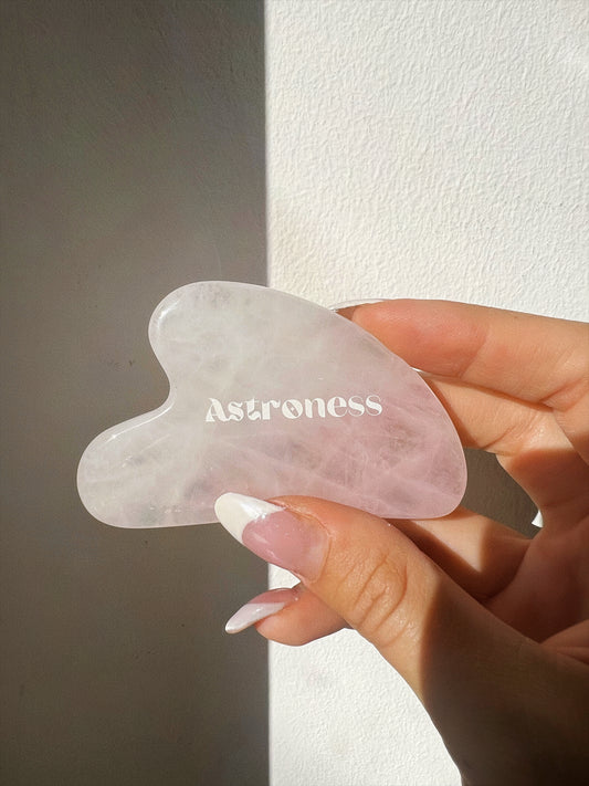 Gua Sha en quartz rose pour le massage facial - pierre de l'amour et de l'apaisement émotionnel.