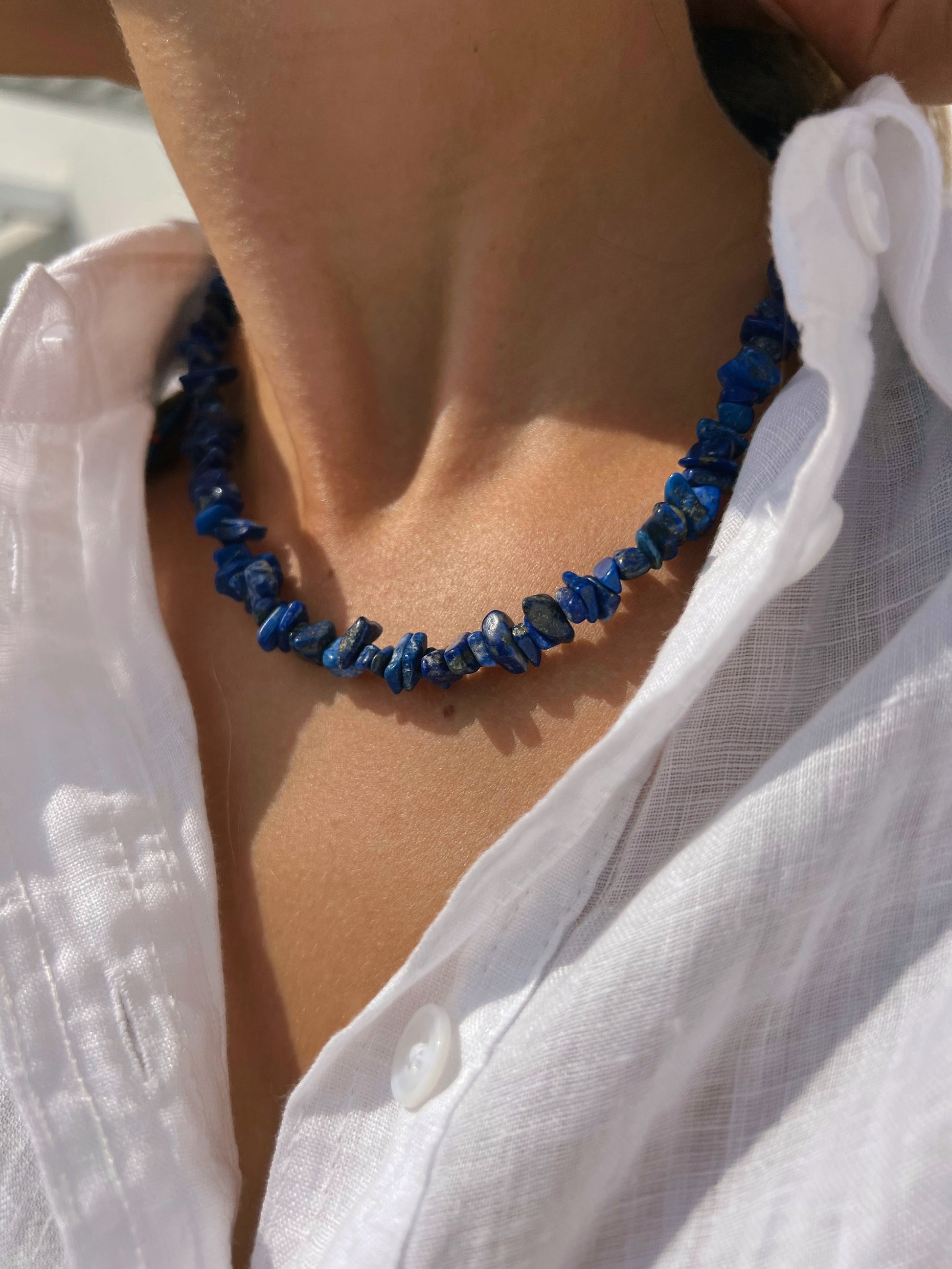 Collier en lapis lazuli - pierre bleue de vérité et de communication .