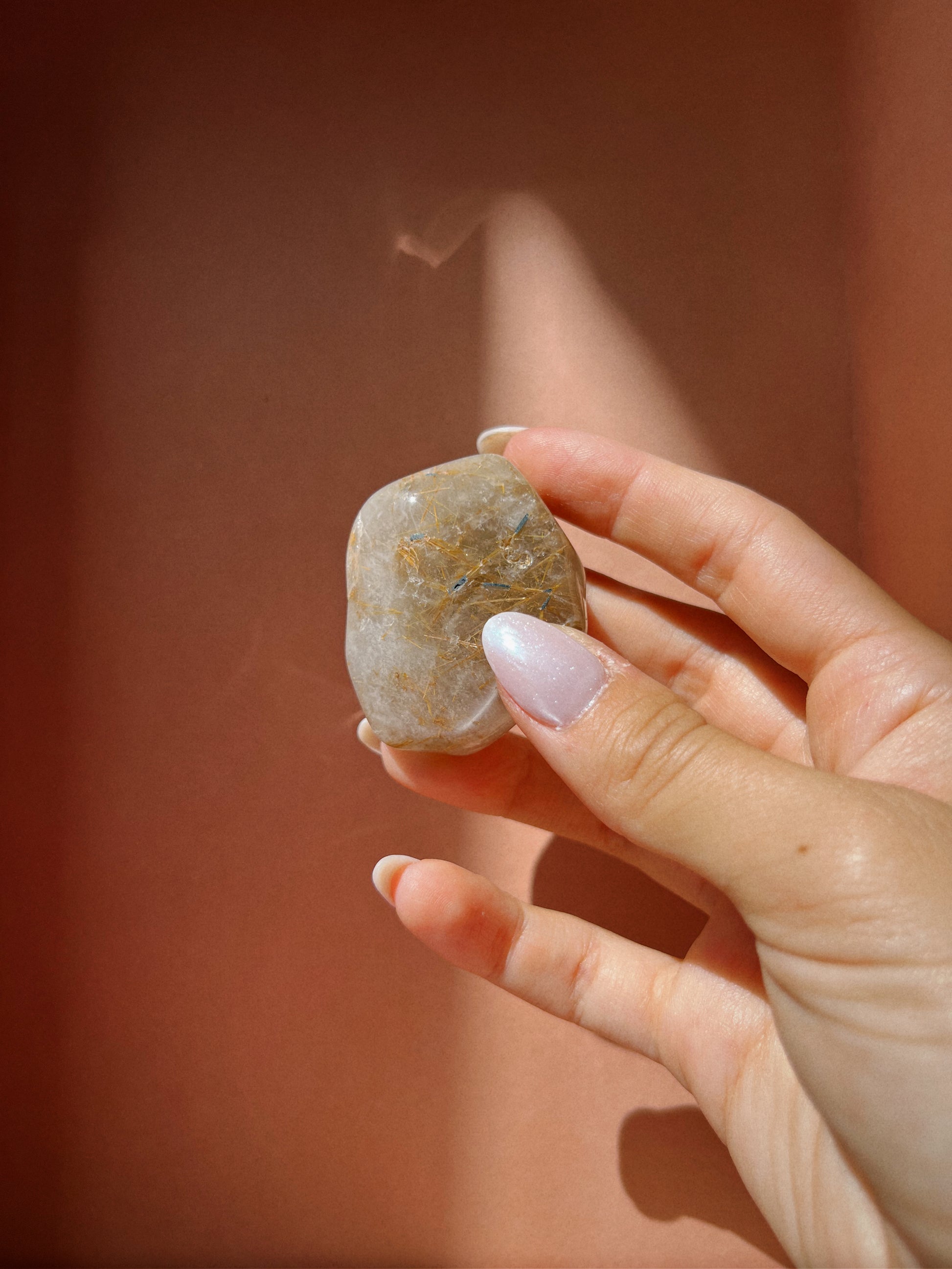 Pierre de lithothérapie en quartz rutile - pierre énergétique favorisant la croissance spirituelle.