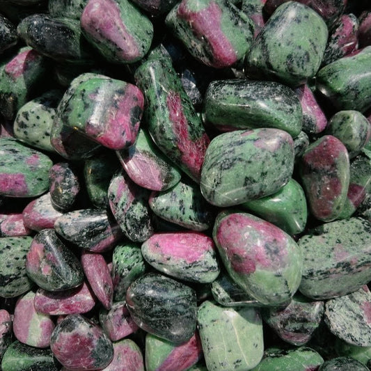 Pierre de lithothérapie en Ruby Zoisite - pierre d'énergie, de vitalité et de croissance spirituelle.