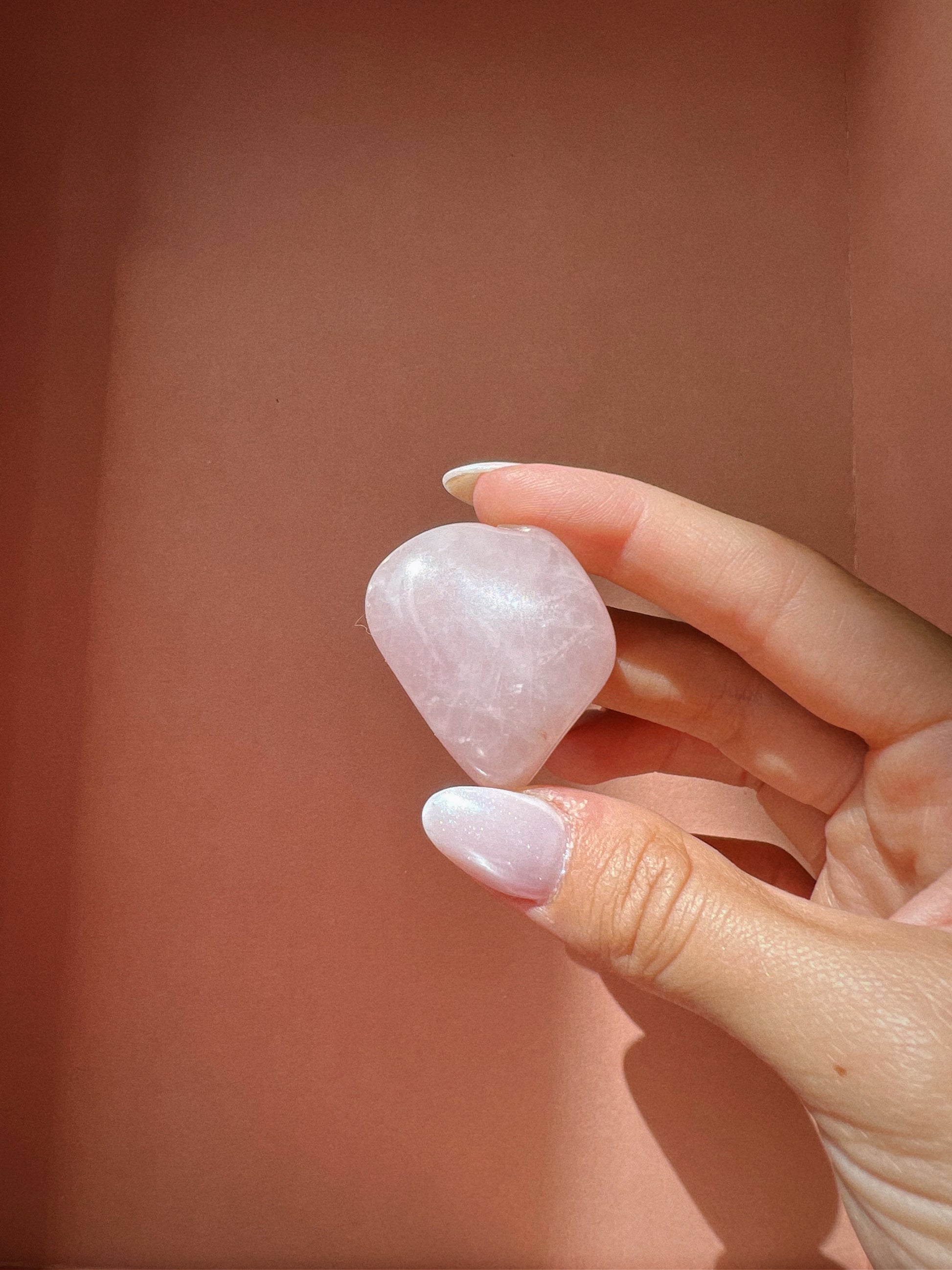 Pierre de lithothérapie en quartz rose - pierre de l'amour, de la guérison émotionnelle et de la tendresse.